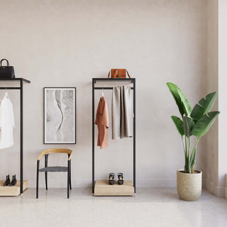 kleiderstangensystem-ladenbausystem-ontario-b65-schwarz-mit-podest-damen