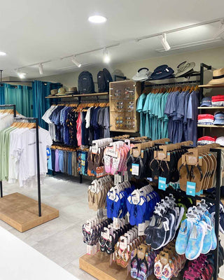 Konfektionsstander-Mittelraumstander-Kleiderstander-fur-Boutique