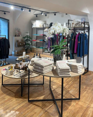 Verkaufstische-Prasentationstische-Vorlagetische-Mittelraumtische-Mandaidesign-hoamat