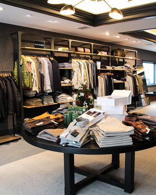 gray-clothier-brooklyn-ladenbausystem-ladeneinrichtung_2
