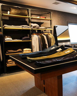 gray-clothier-brooklyn-ladenbausystem-ladeneinrichtung_4
