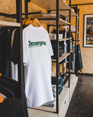 herrenmode-ladeneinrichtung-boxengasse-mandai-design