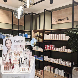 kosmetik-salon-ladeneinrichtung-ladengestaltung-weiden-apotheke-mandai-design-3