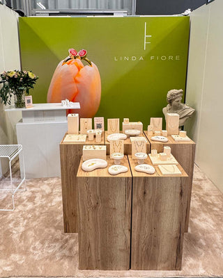 linda-fiore-jewelry-Deko-Wuerfel-Toro-pop-up-Messestand-Mandai-Design