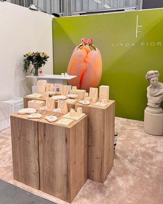 linda-fiore-jewelry-Deko-Wuerfel-Toro-pop-up-Messestand-retail-Mandai-Design