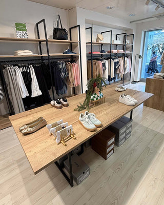 verkaufstisch-prasentationstisch-ladeneinrichtung-einfach-fashion